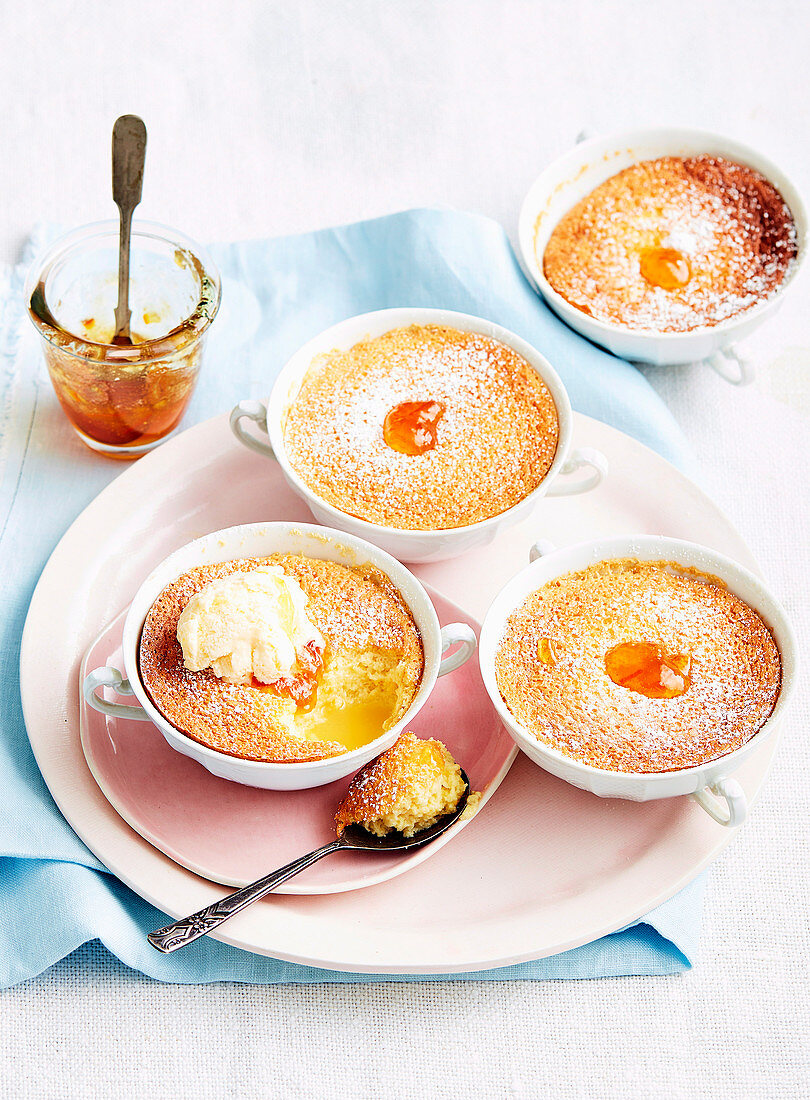 Warmer Tassenkuchen mit Orangenmarmelade und Vanilleeis