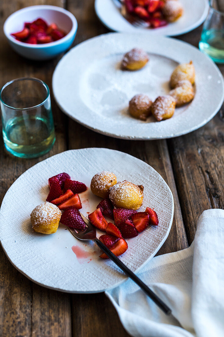Zitronen-Ricotta-Fritters mit Erdbeeren in Gin