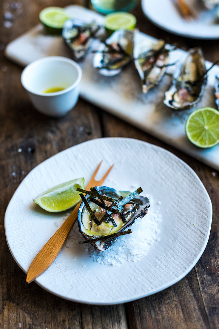 Austern mit Wasabi, Nori und Limettendressing