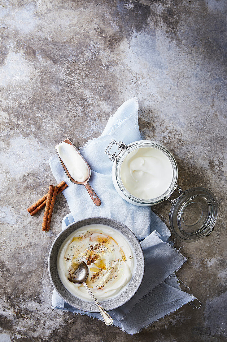 Joghurt mit Zimt und Honig
