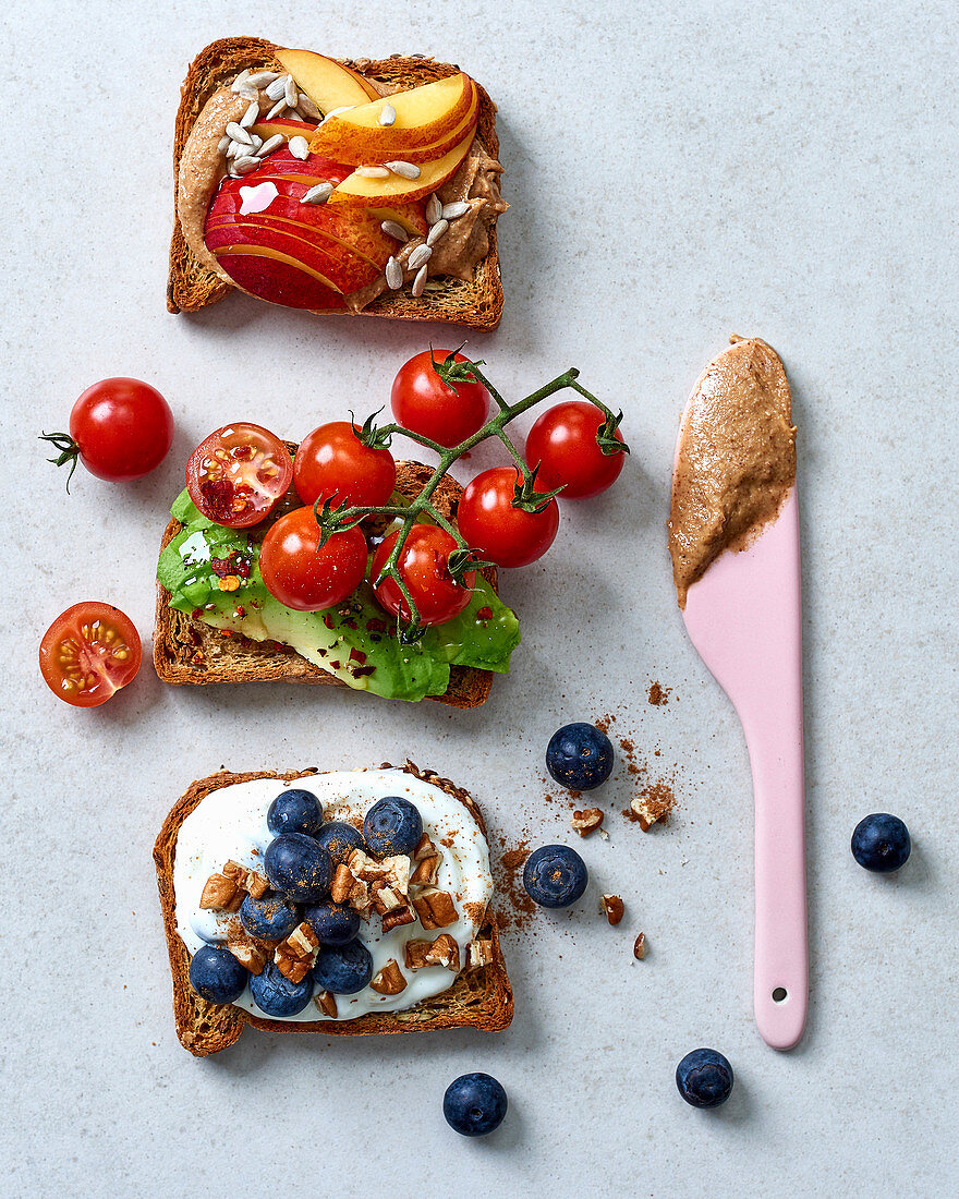 Dreierlei belegte Toasts: Nektarinen-, Tomaten- und Blaubeertoast