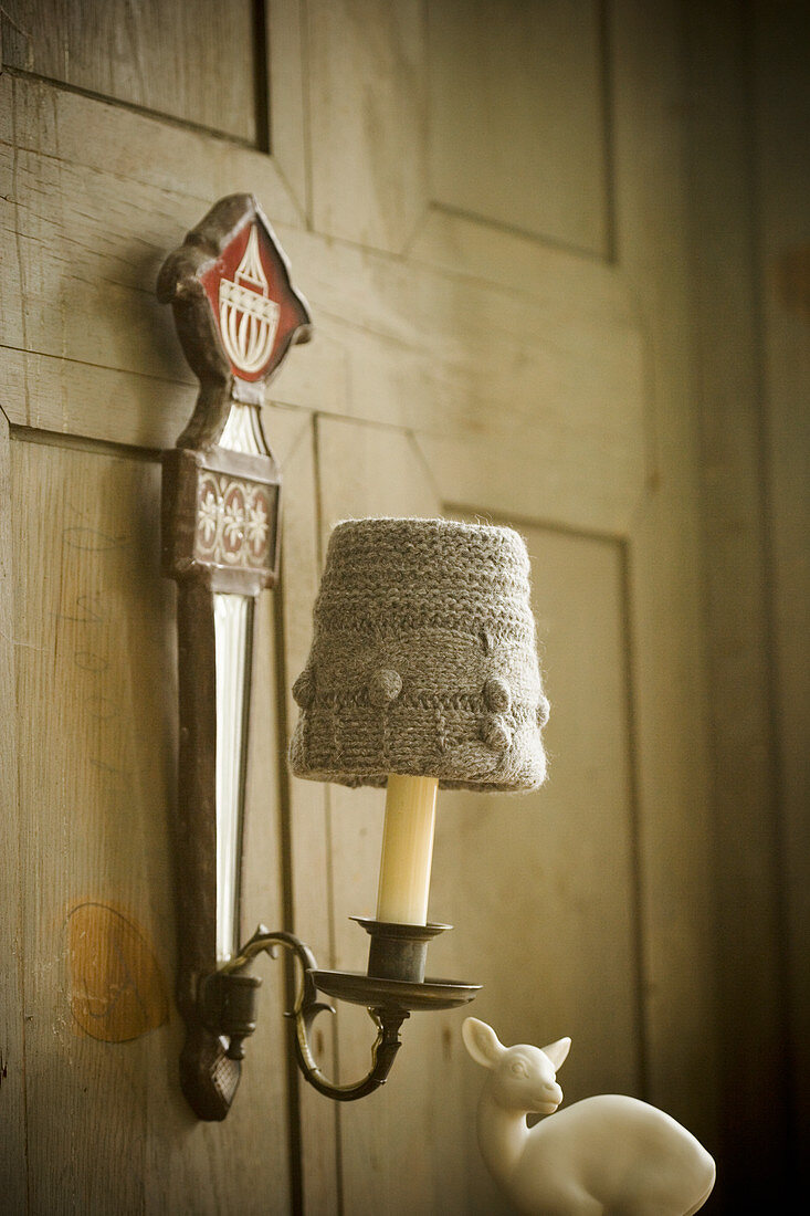 Sconce lamp with knitted lampshade