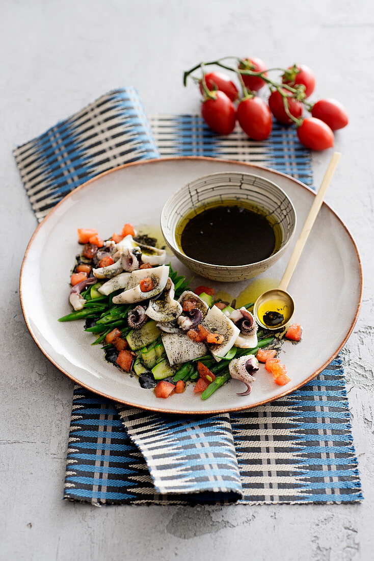 Tintenfisch-Gemüse-Salat mit Tinten-Vinaigrette