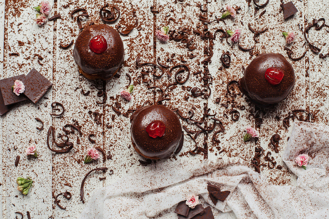 A chocolate tart with cherries