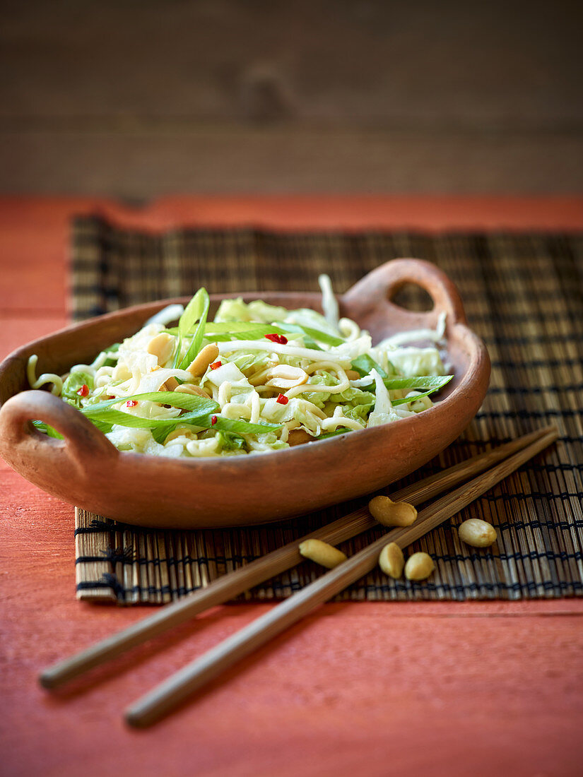 Chinakohlsalat mit Mienudeln und Erdnüssen (Asien)