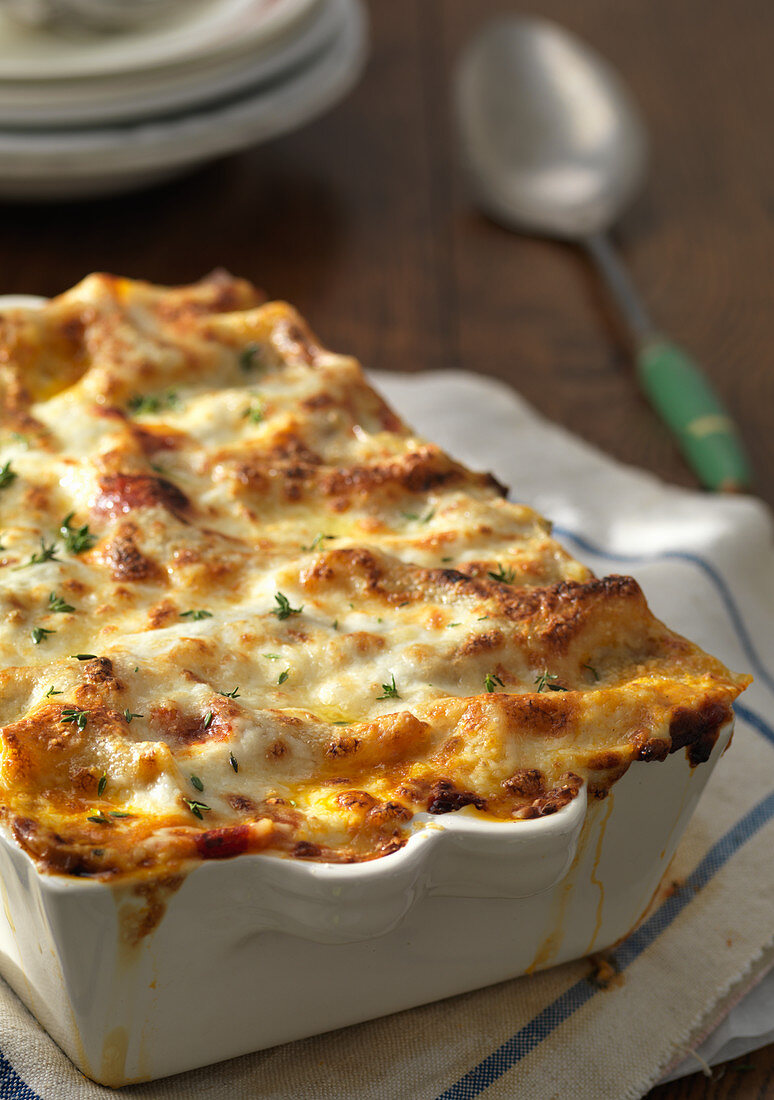 Lasagne mit Käsekruste in Auflaufform – Bilder kaufen – 12463458 StockFood