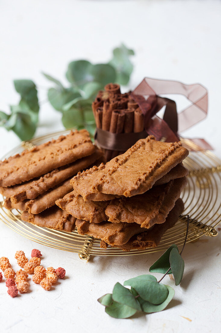 Speculoos on a wire rack