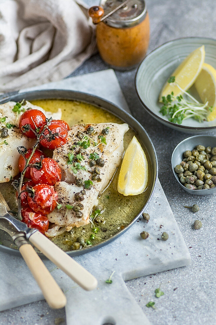 Gebackener Schellfisch mit Tomaten und Kapern