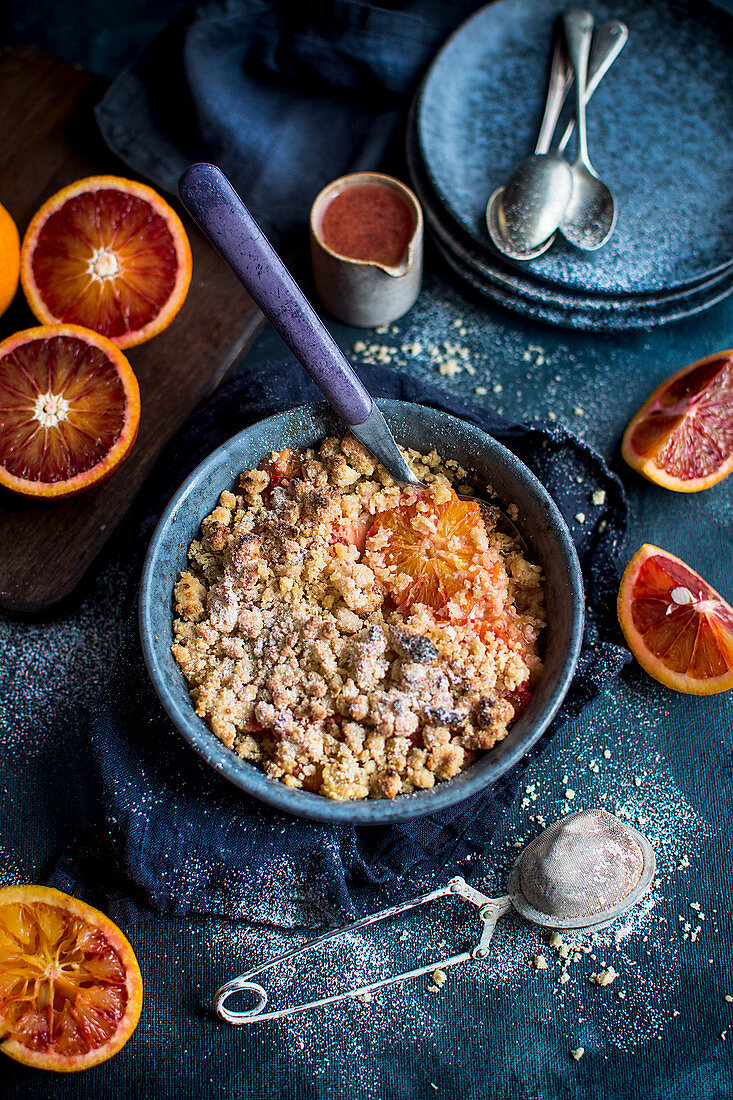 Crumble with blood oranges and powdered sugar