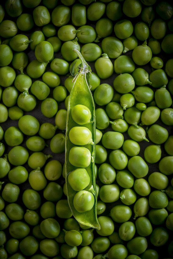 Grüne Erbsen mit geöffneter Erbsenschote
