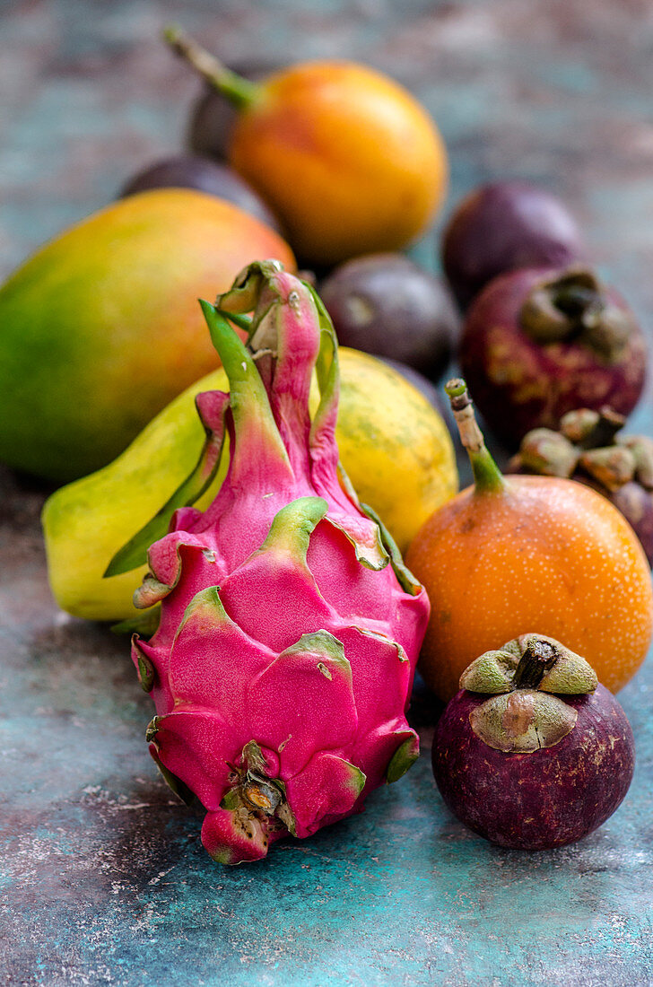 Verschiedene bunte exotische Früchte