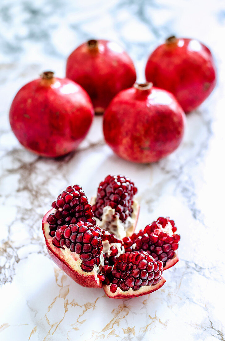 Granatäpfel auf Marmoroberfläche