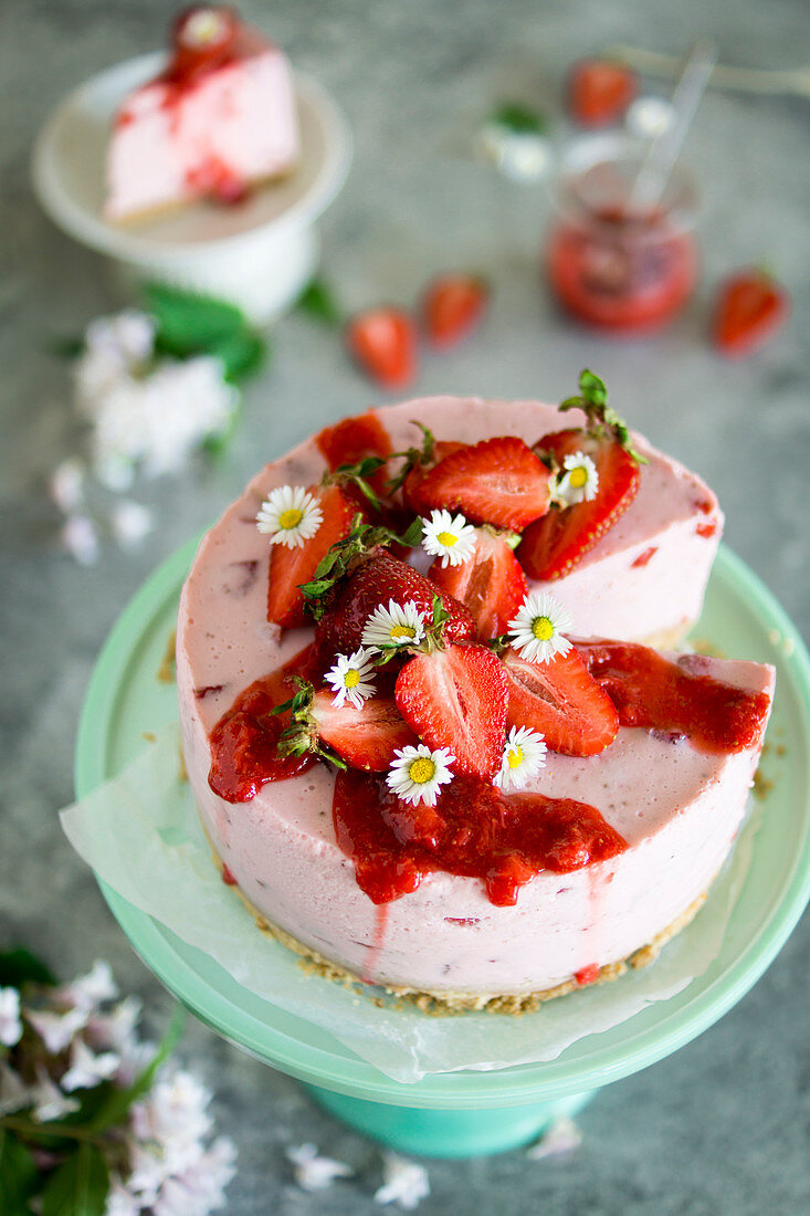 Strawberry yoghurt cake with an amaretto base