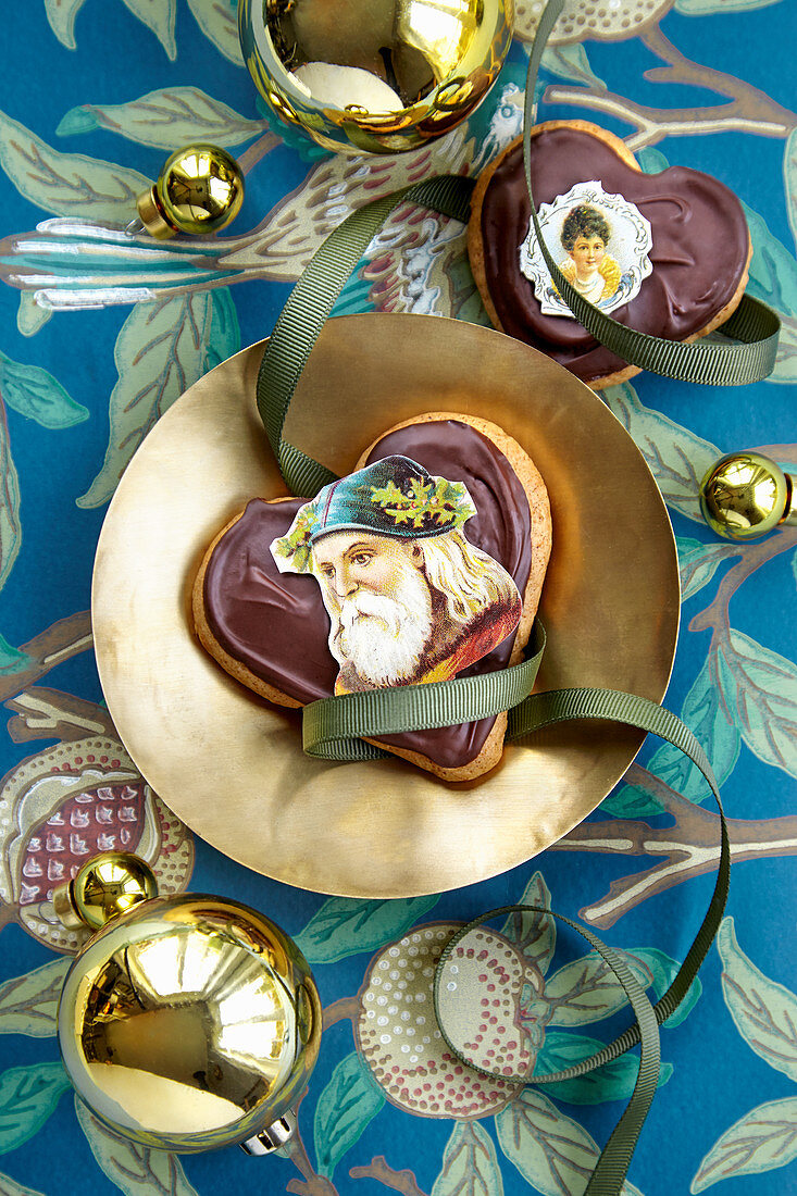Weihnachtsgeschenk aus der Küche: Herzförmige Plätzchen mit Schokoglasur und Bild