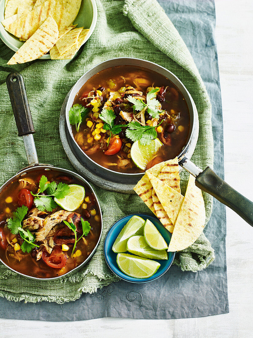 Suppe mit schwarzen Bohnen, Hähnchen, Mais und Chorizo