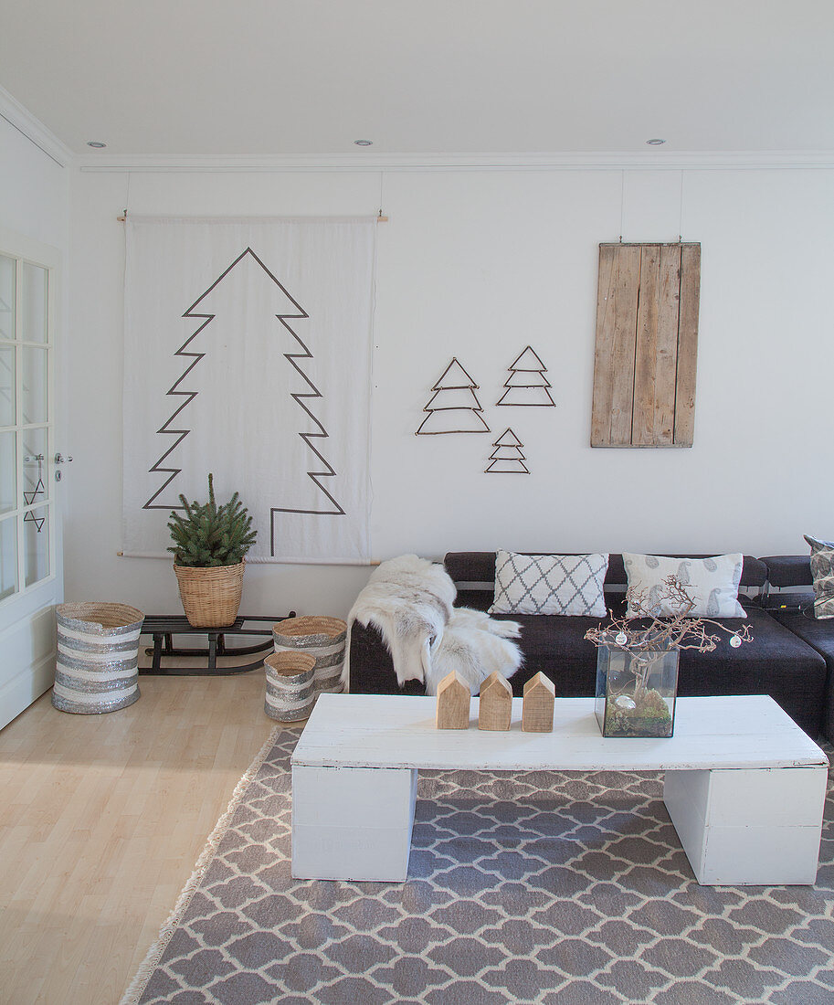 Helles Wohnzimmer mit stiliesiertem Weihnachtsbaum und DIY-Couchtisch