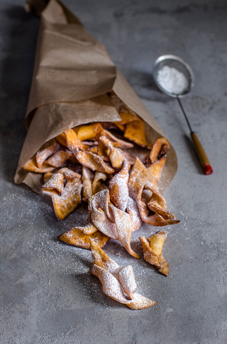 Knusprige Biscuits mit Puderzucker