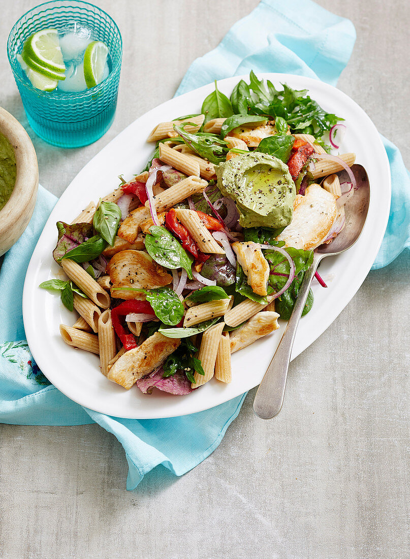 Superfood-Penne mit Hähnchen und Avocadopesto