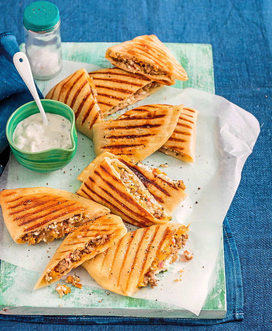 Gegrillte marokkanische Pizzataschen mit Lamm und Kürbis