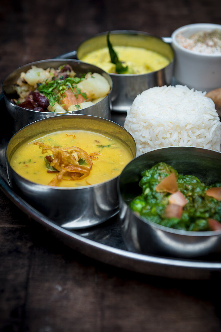 Vegetarisches Thali mit Reis (Indien)