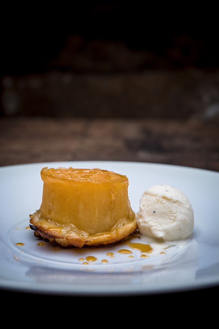 Tarte Tatin with Vanilleeis auf Teller