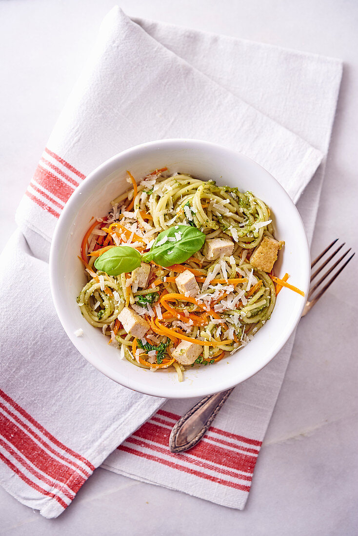 Spaghetti mit Pesto, Tofu und Karotten