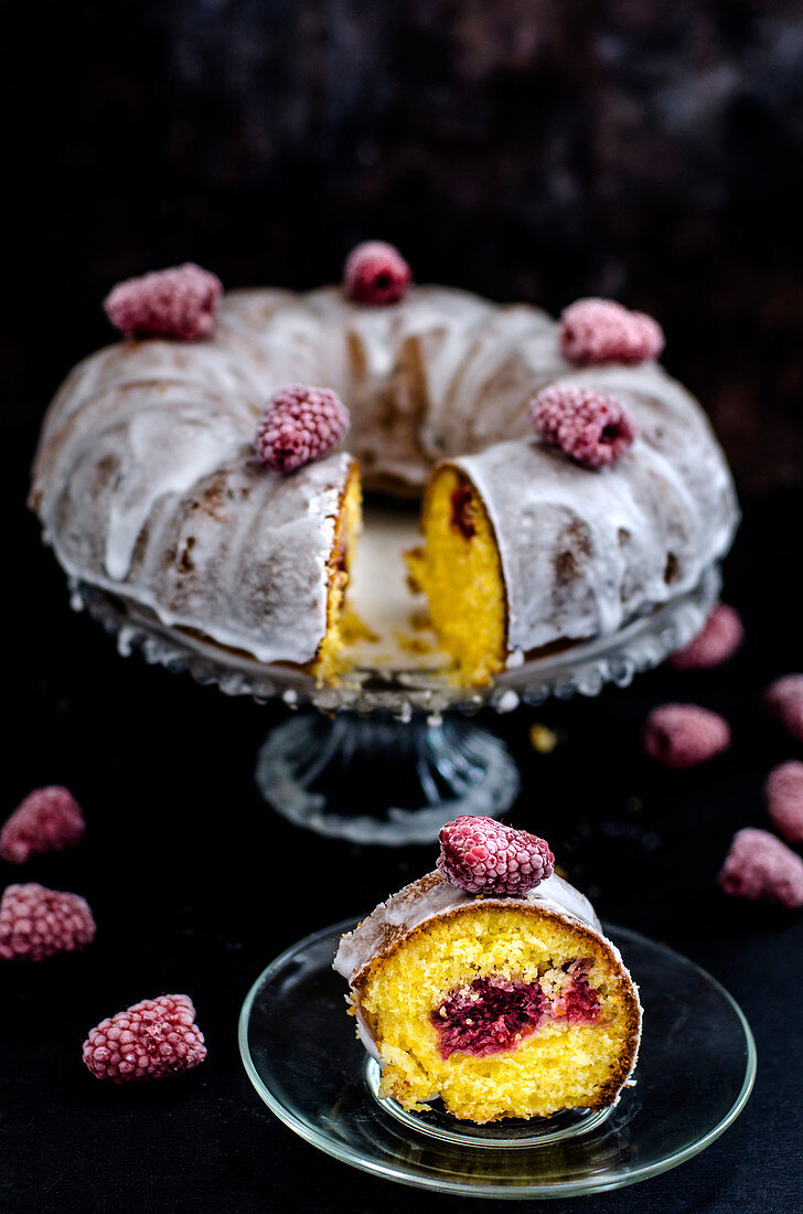 Polentakuchen mit Himbeeren, angeschnitten