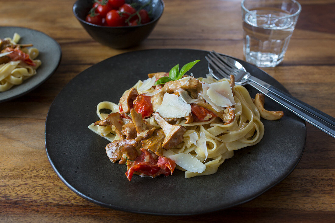 Bandnudeln mit Pfifferlingen und Kirschtomaten