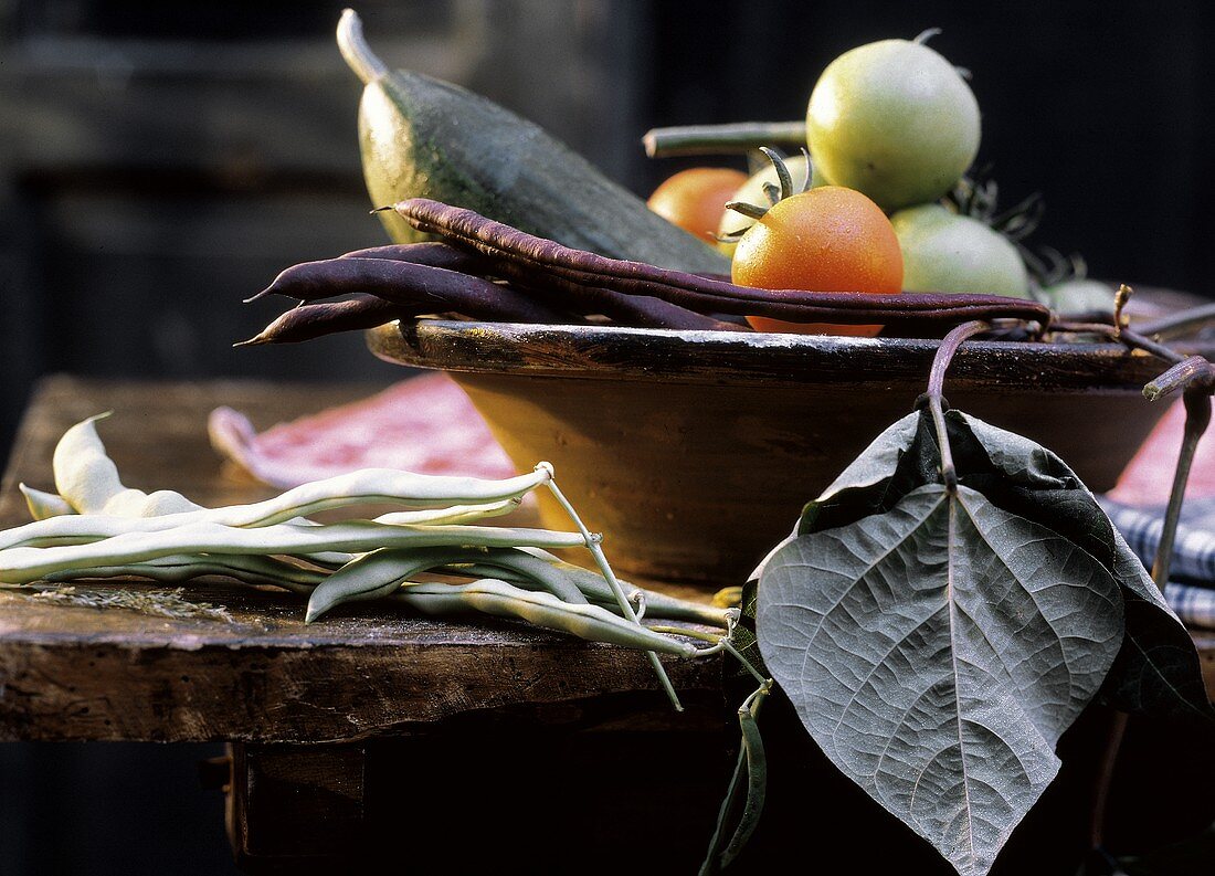 Eine Schale mit Tomaten, Gurke, violetten & grünen Bohnen