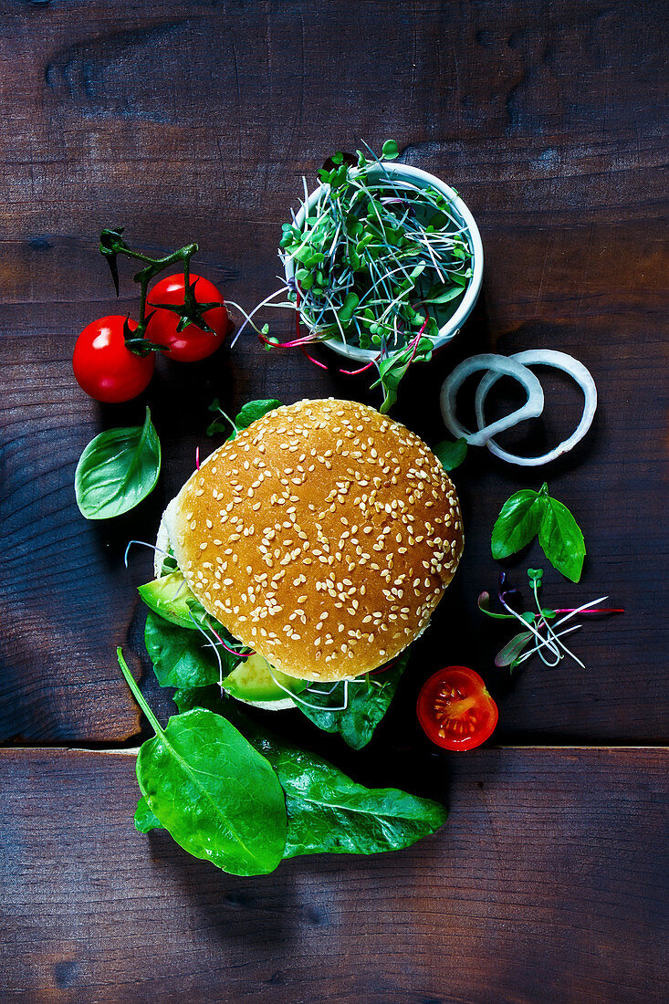 Vegetarisches Sandwich mit Avocado, Tomaten, Spinat, Basilikum und Sprossen