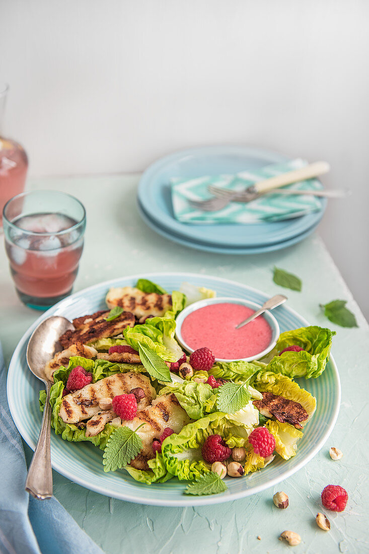 Salad with grilled halloumi and raspberry dressing