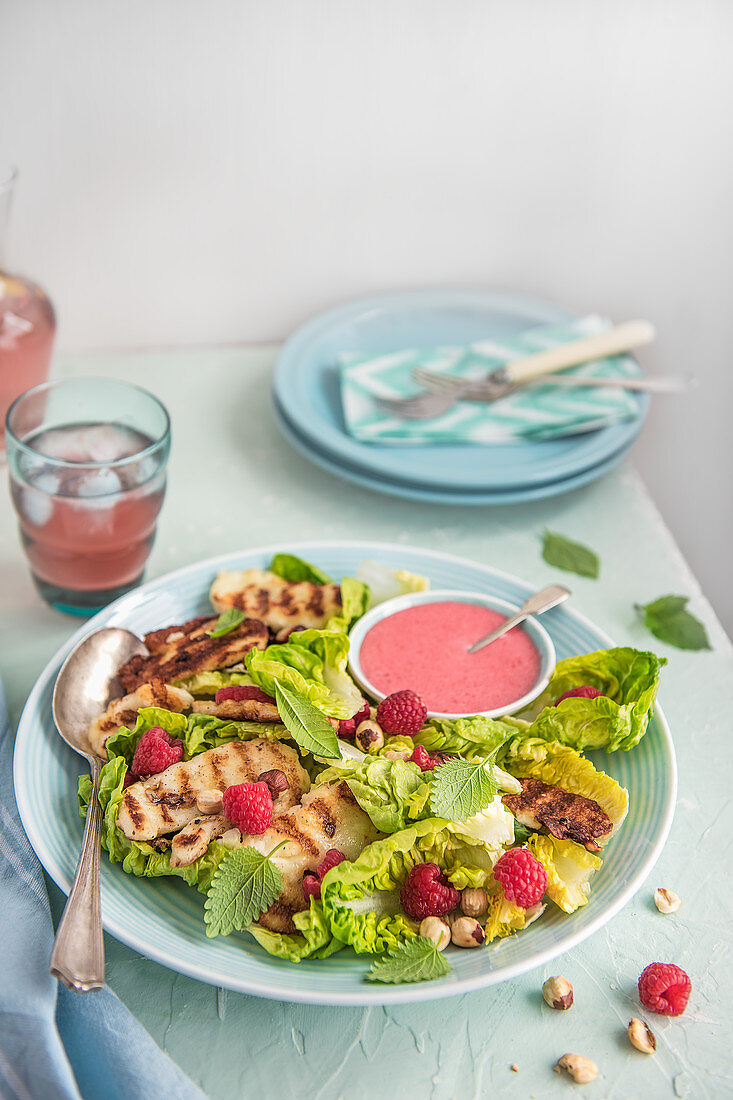 Salat mit gegrilltem Halloumi und Himbeerdressing