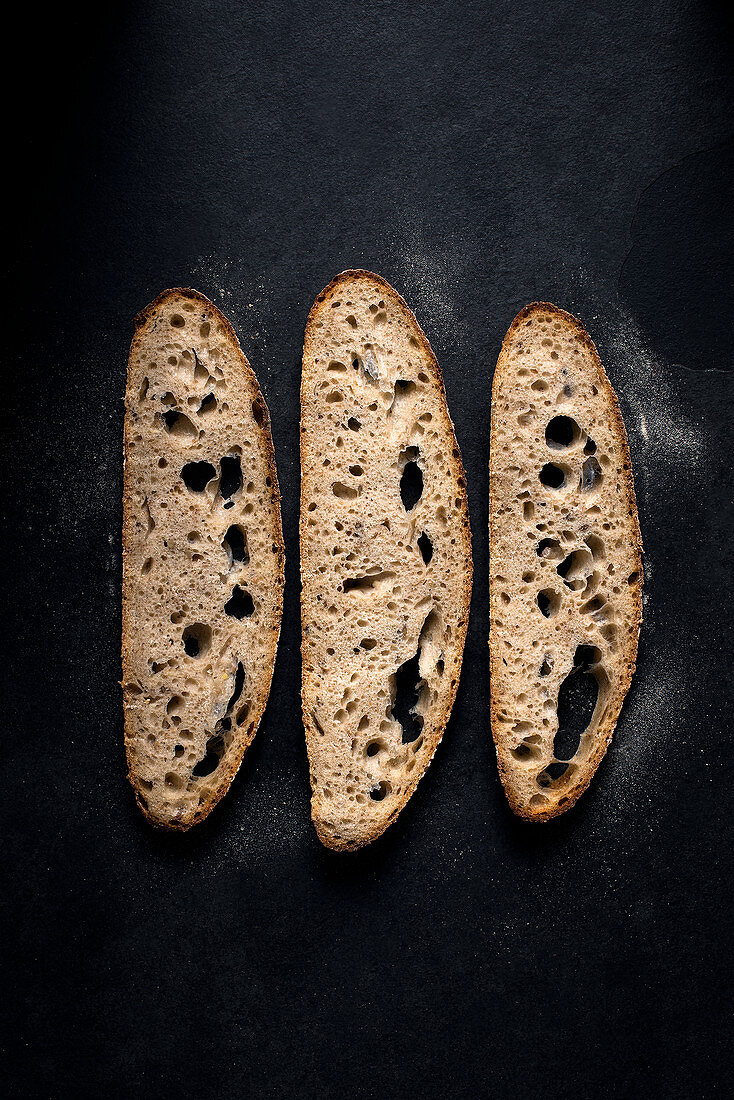 Drei Sauerteig-Brotscheiben