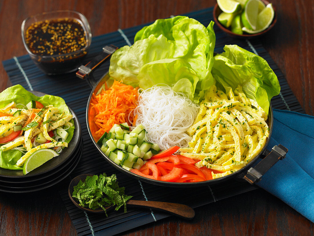 Salat-Wraps mit Hoisinsauce (Asien)