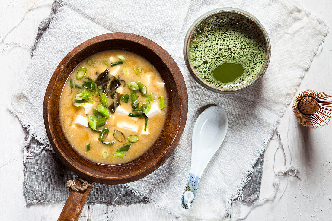 Misosuppe mit Seetang und Tofu (Japan)