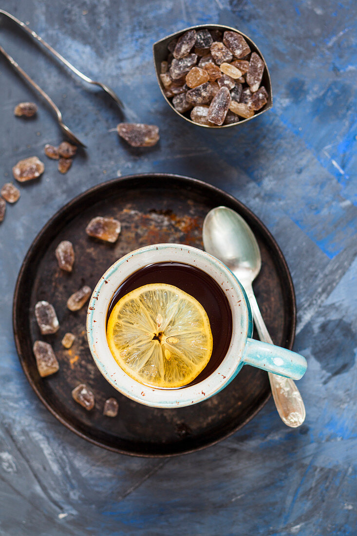 Schwarzer Tee mit Zitrone und Kandiszucker