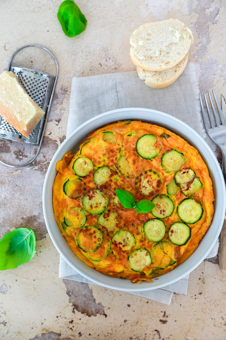 Omelett mit Zucchini und Speck-Sticks