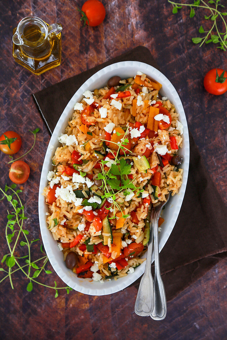 Basmatireis mit Paprika, gegrillten Zucchini, Feta, Kirschtomaten, Frühlingszwiebeln und Kräutern