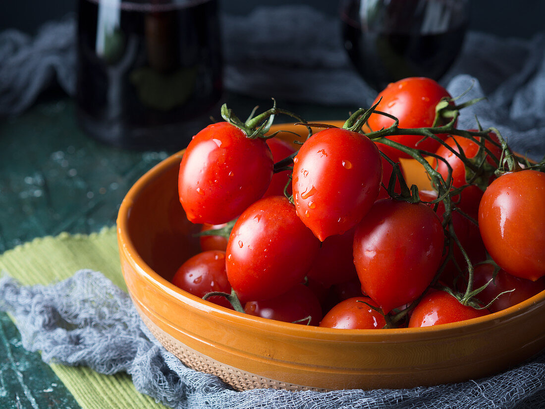 Frische Tomaten in rustikaler Schüssel