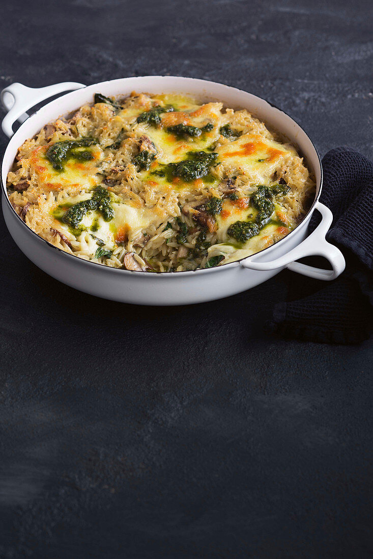 Cheesy mushroom and pesto risoni bake