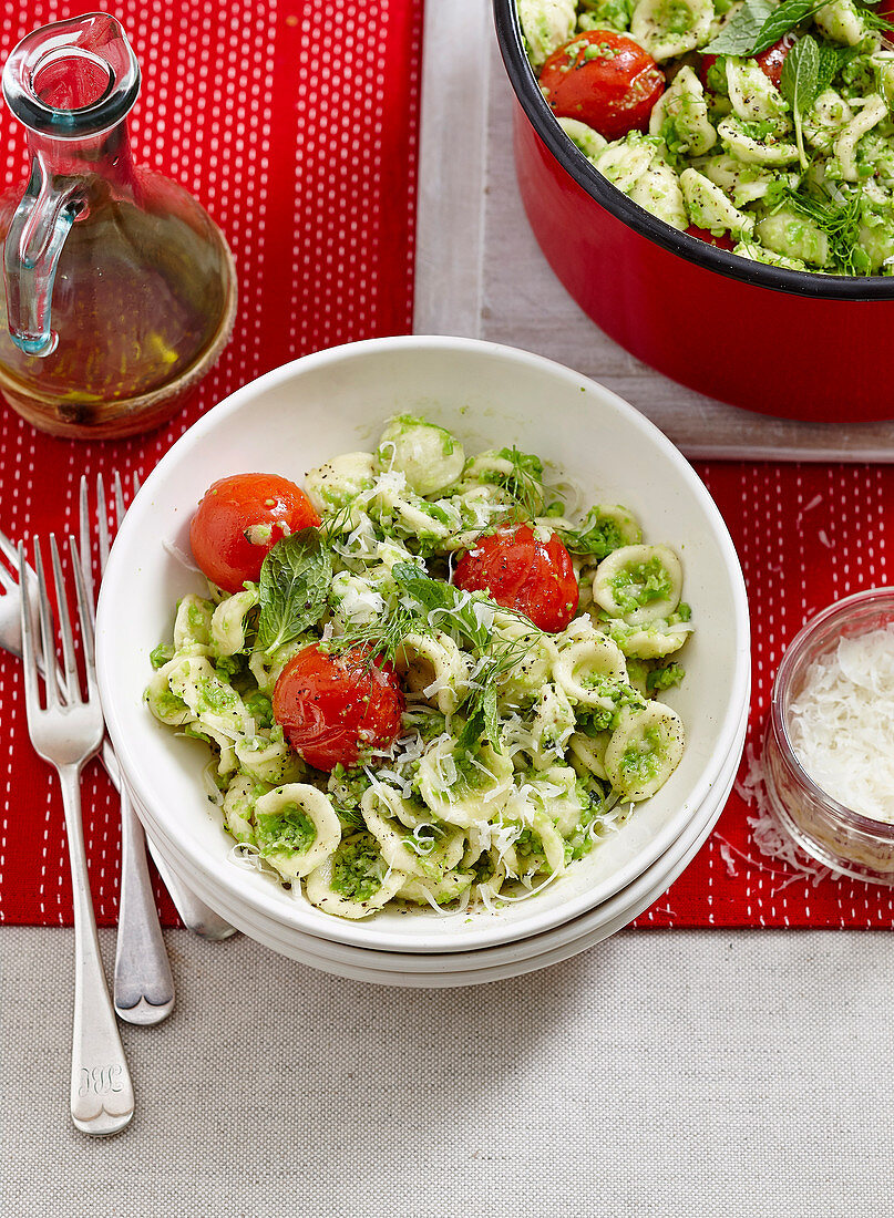 Orecchiette mit Erbsen-Fenchel-Püree und Kirschtomaten