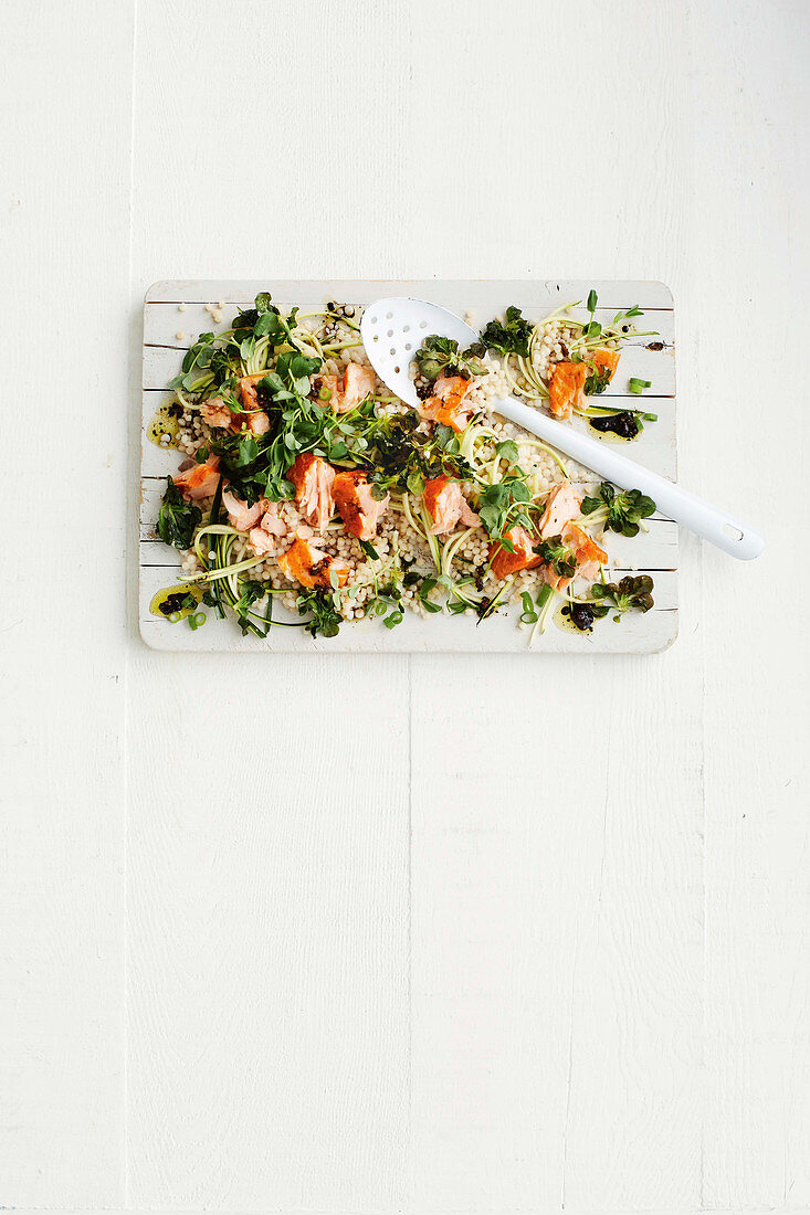 Blattsalat mit Lachs und Couscous