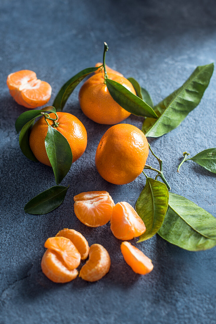 Mandarinen auf Steinoberfläche