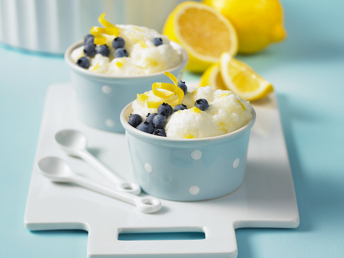 Limonadenpudding mit Heidelbeeren und Zitronenzesten