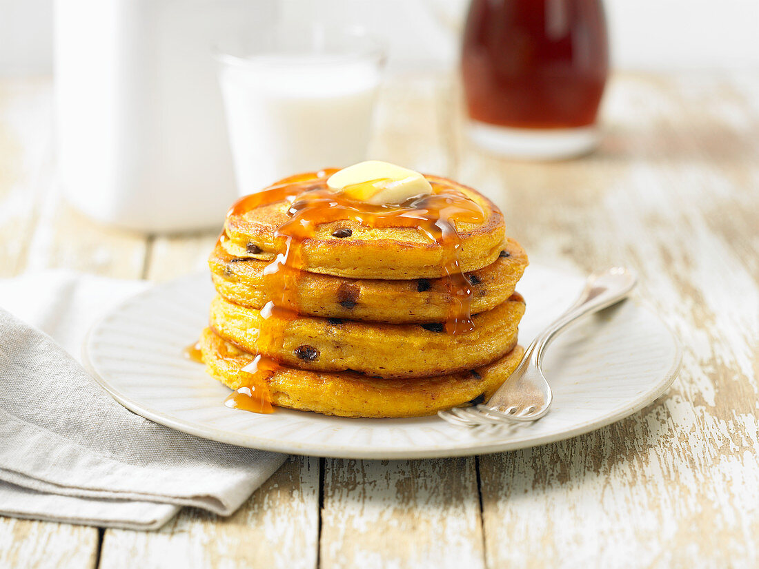 Kürbispancakes mit Schokotropfen und Ahornsirup