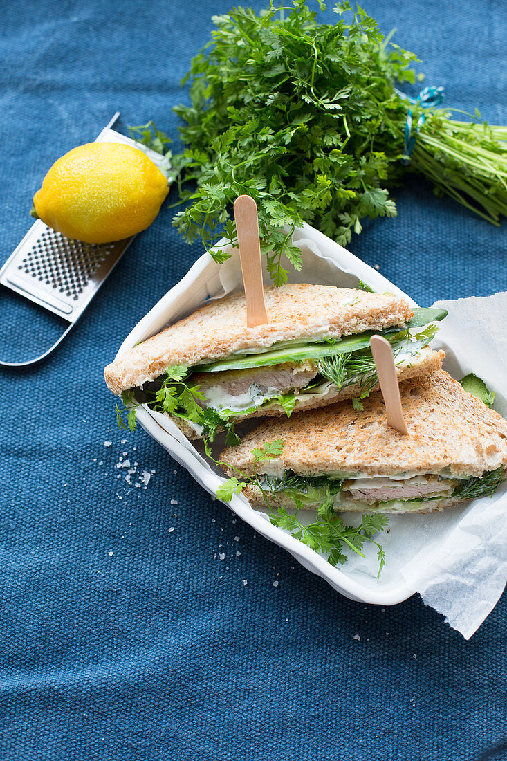 Sandwichtoast mit Putenschnitzel, Salat, Minigurke, Kerbel und Dill