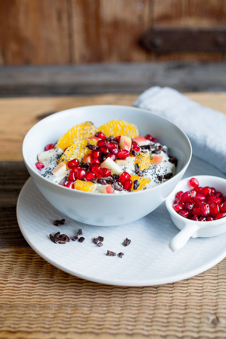 Frühstücks-Müsli mit Granatapfel, Quark, Mohn und Orangen