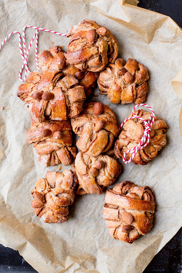 Zimt-Kardamom-Brötchen auf Backpapier