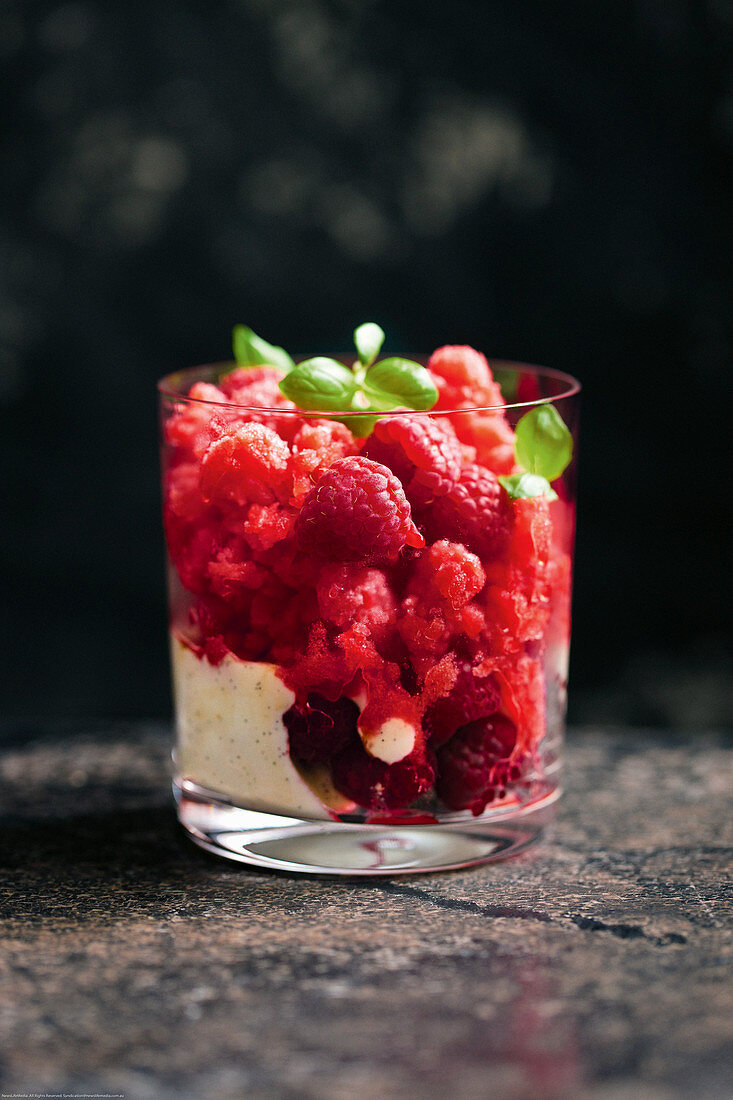 Himbeer-Basilikum-Granita im Glas