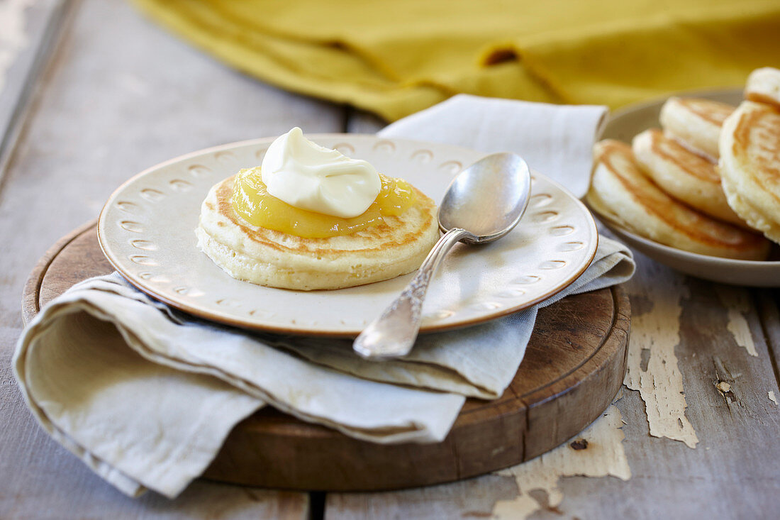 Pikelets (australische Pancakes) mit Lemon Curd und Sahne